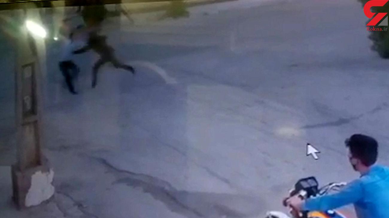 فیلم لحظه زورگیری خشن 2 چاقوکش از مرد اهوازی در روز روشن + عکس