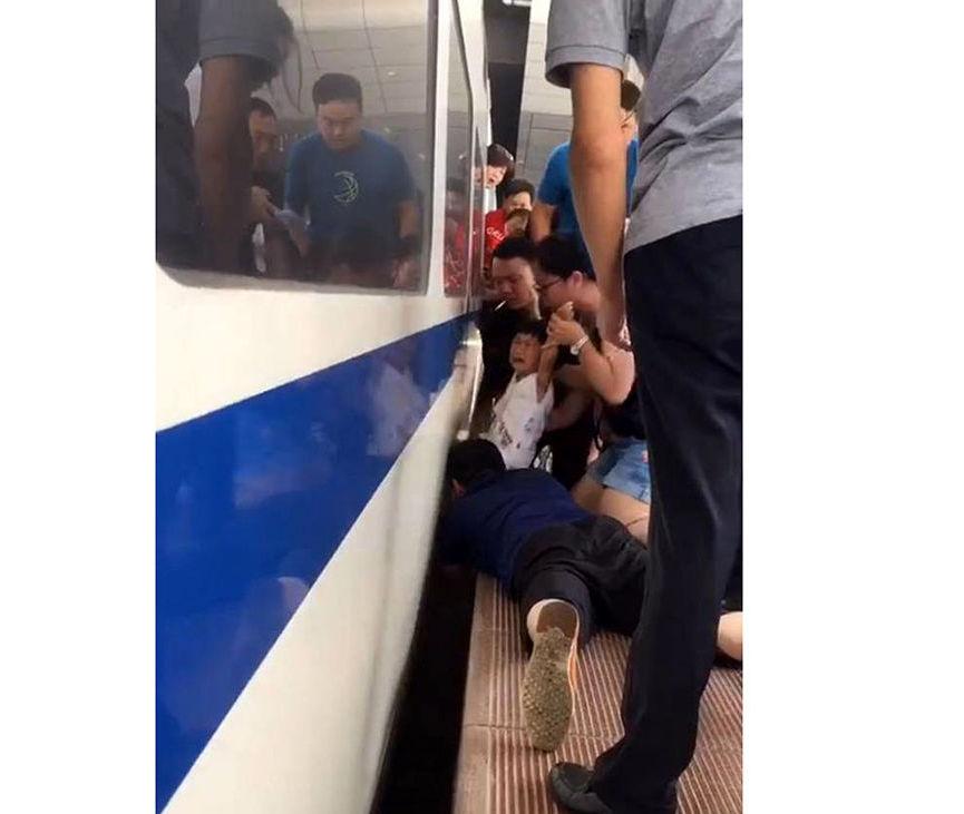 عکس دلخراش از گیر کردن دختر بچه ای زیر قطار