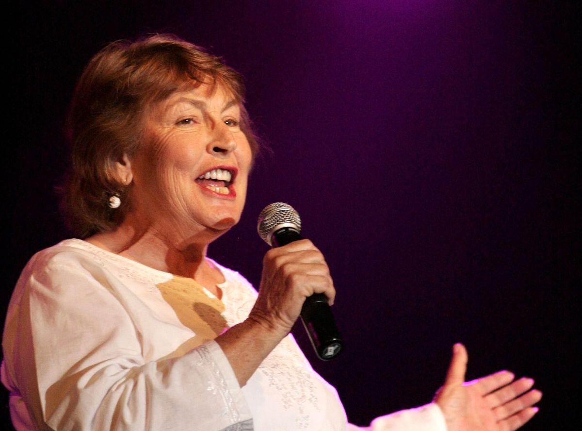 Helen Reddy, Singer Behind ‘I Am Woman,’ Dies at 78+ photos