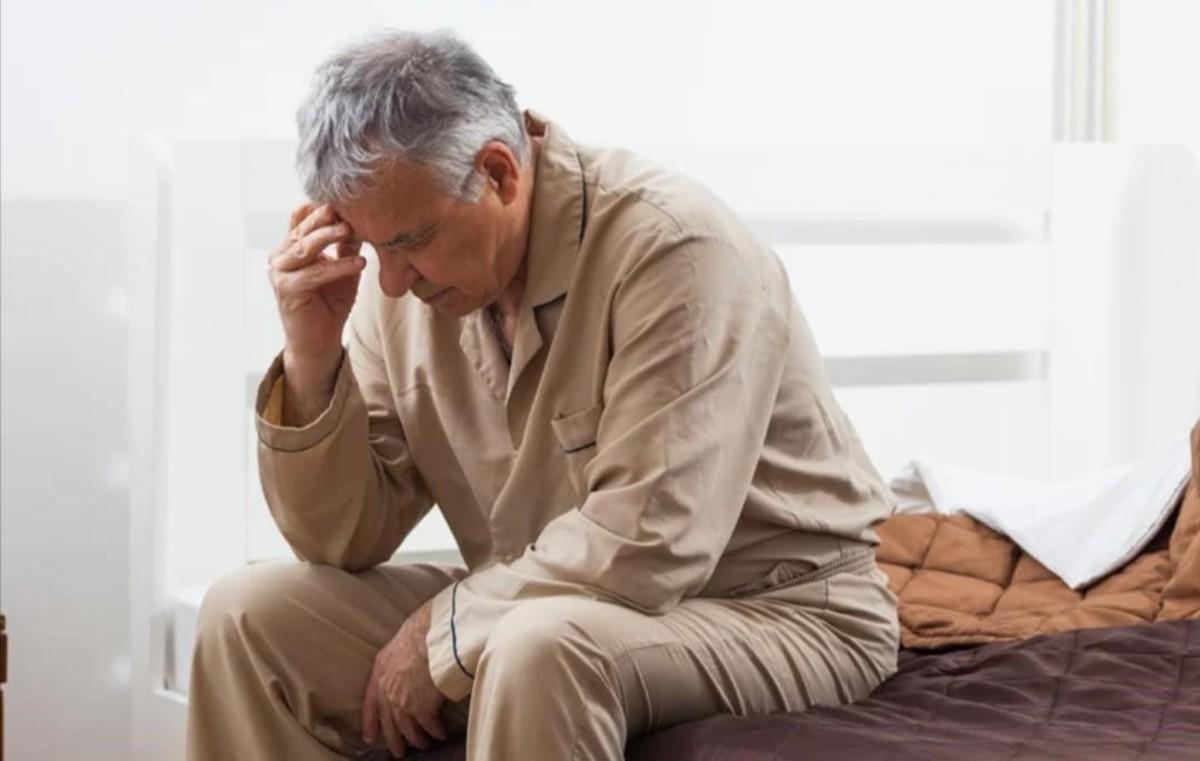 علت سر گیجه در سالمندان چیست؟ | آیا سرگیجه در سالمندان بیماری است؟