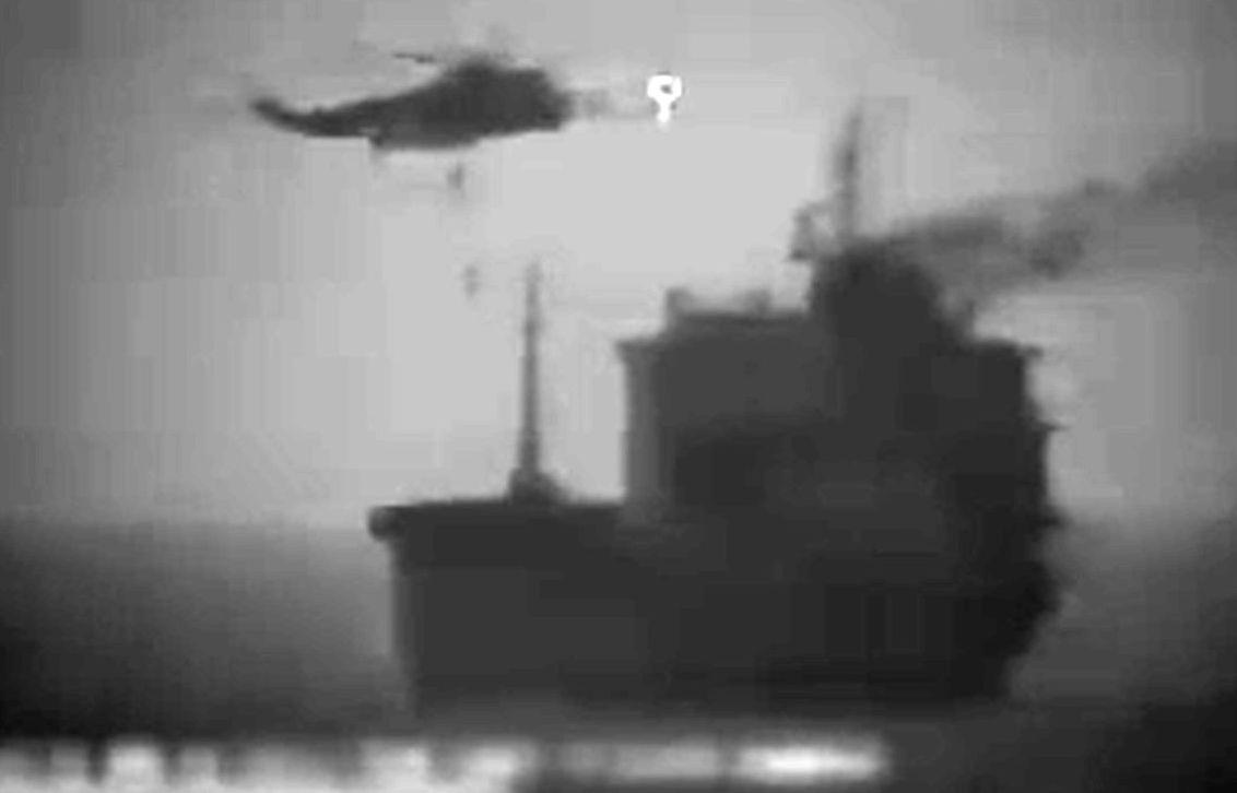 فوری|دستگیری کشتی جاسوسی در تنگه هرمز توسط نیروهای ایرانی+فیلم لحظه ی توقیف