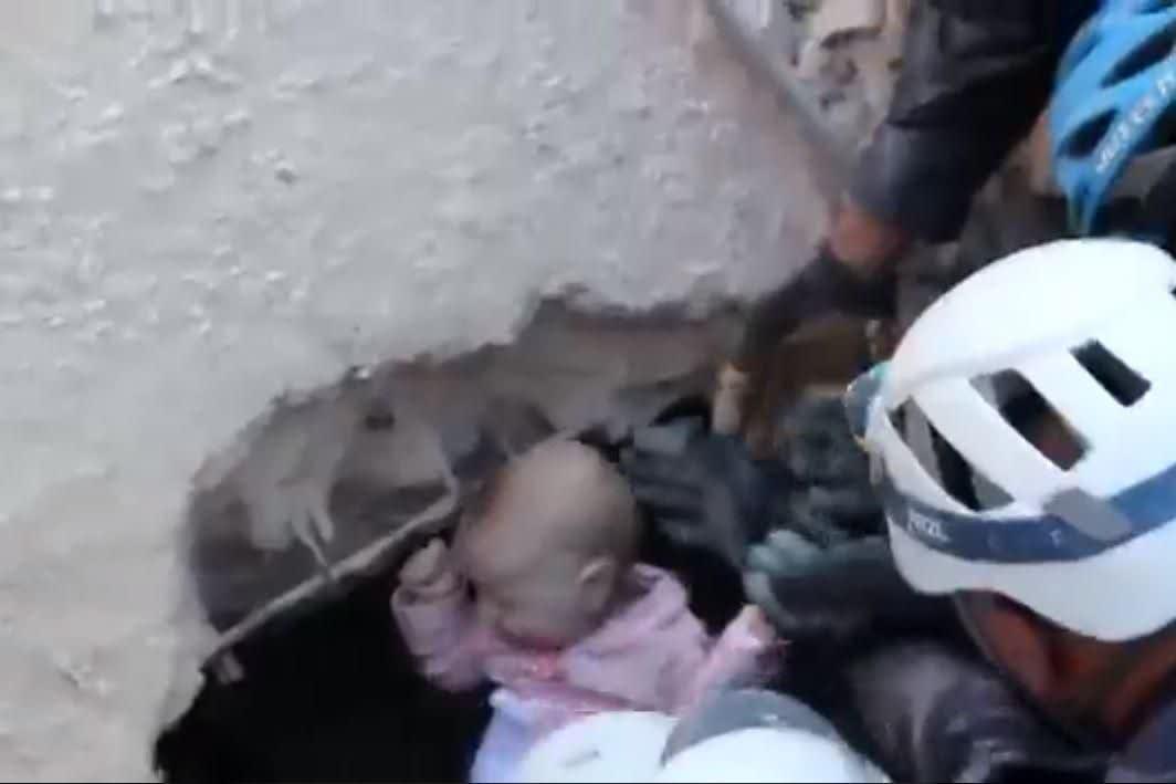 نجات معجزه آسای کودک بعد از ۲۰ ساعت از زیر آوار! + فیلم 
