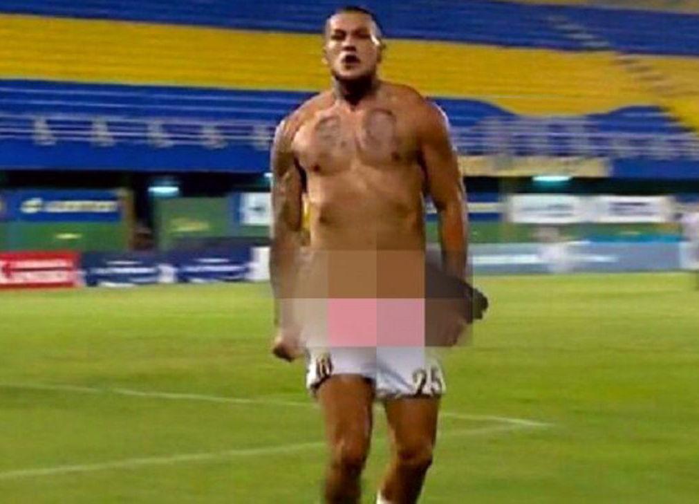 بازیکن جنجالی فوتبال به علت درآوردن شرت ورزشی از بازی محروم شد+عکس18+