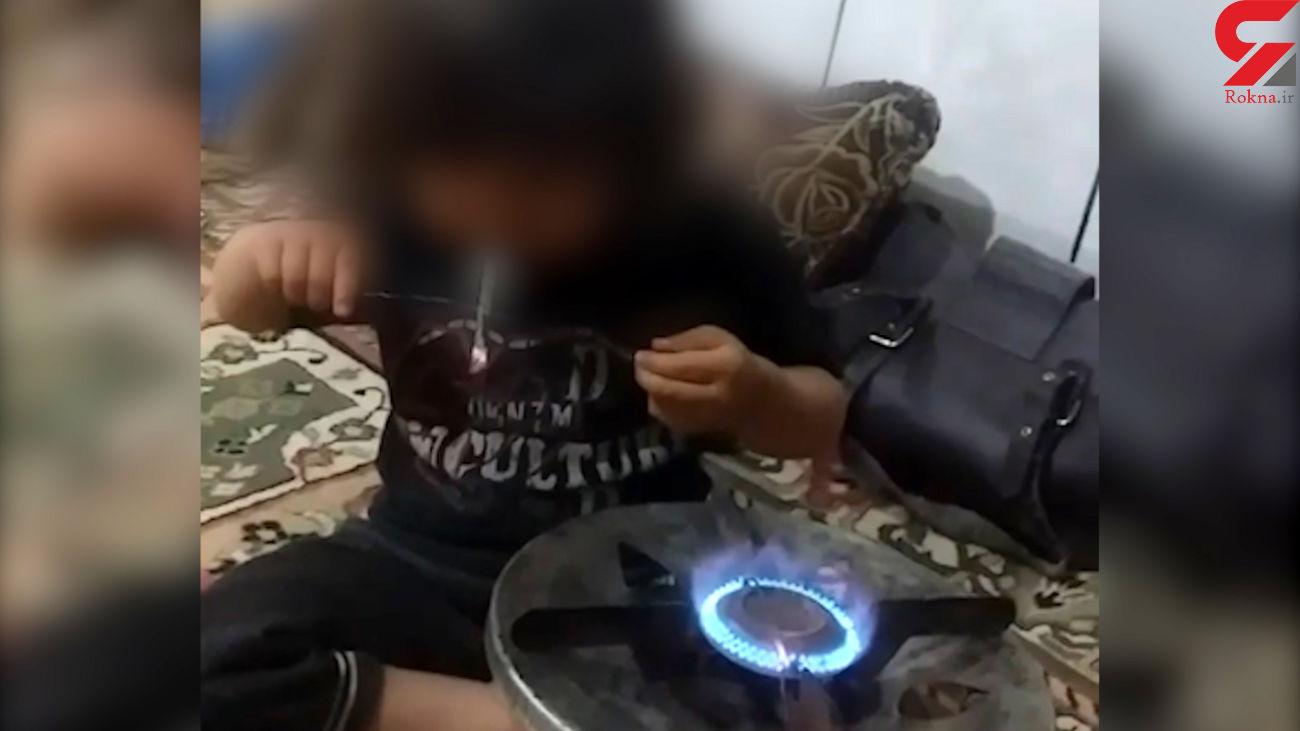 بازداشت پدر بی مسئولیتی که به فرزندش مصرف موادمخدر آموزش می داد+فیلم18+