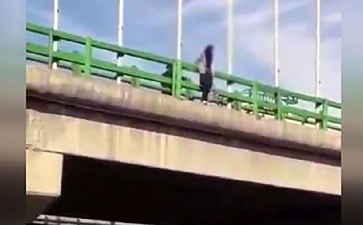 خودکشی دردناک دختر 26 ساله از روی پل هوایی+عکس