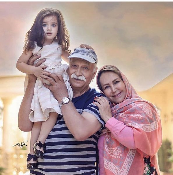 محمود پاک نیت در کنار همسر و نوه اش + عکس