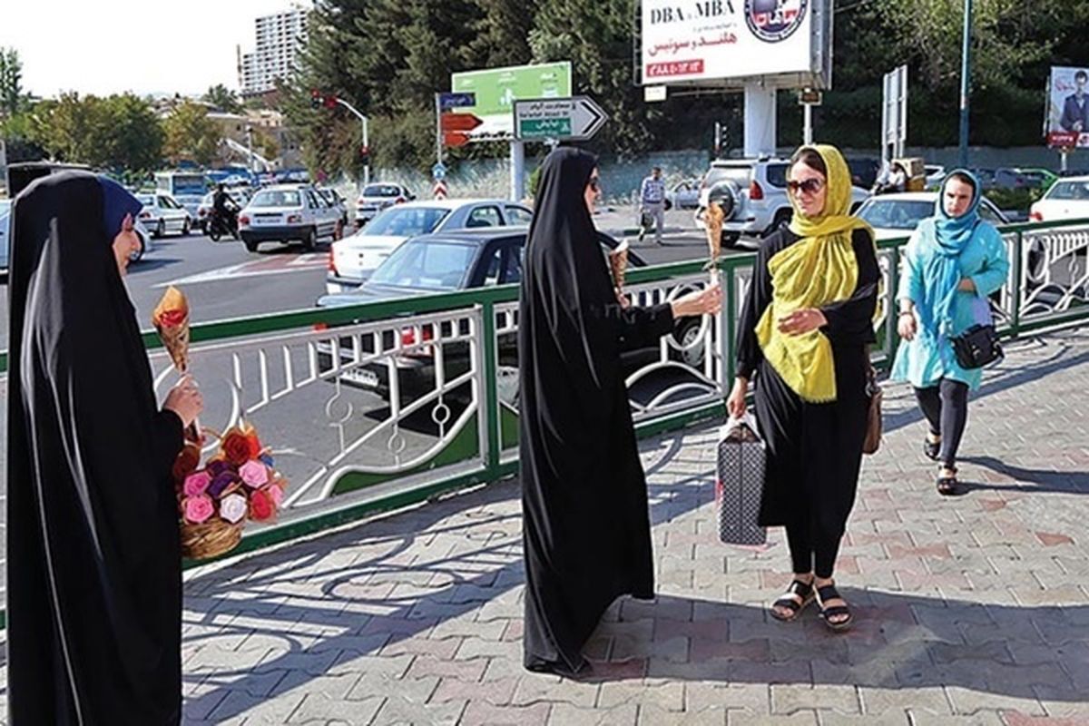 (عکس) روش جدید امر به معروف در پارک‌ها و معابر تهران