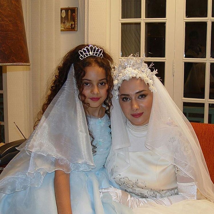 عکس ترلان پروانه وقتی کوچولو بود در کنار هانیه توسلی با لباس عروس