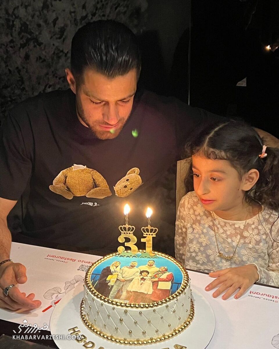 جشن تولد مدافع پرسپولیسی در کنار یک دختر